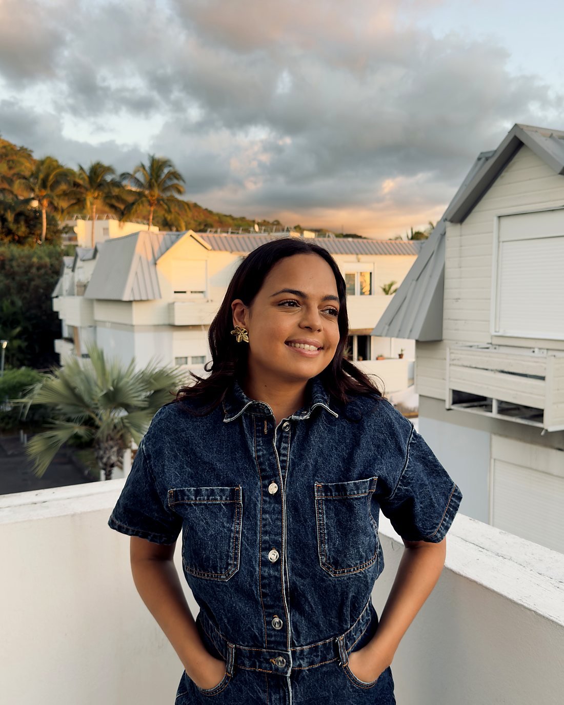 Yasmeen Nedjar, community manager à La Réunion, sur un toit au coucher du soleil