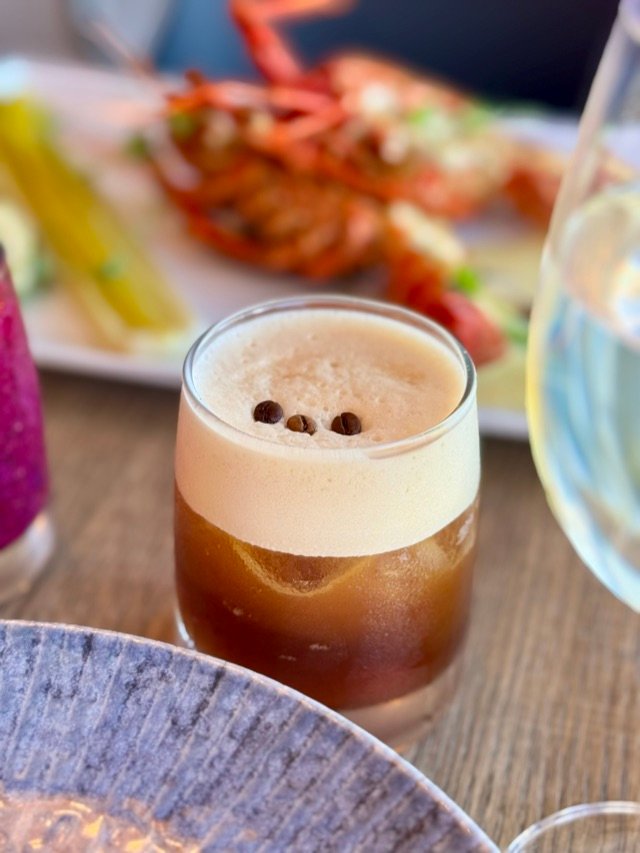Cocktail mousseux en gros plan sur une table du restaurant