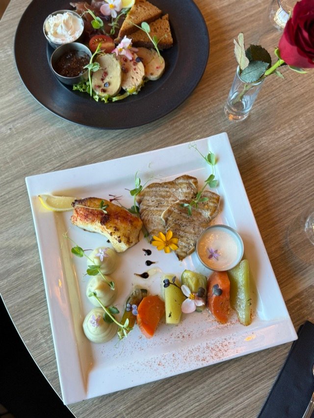 Assiette de tapas de la mer dressée sur ardoise blanche