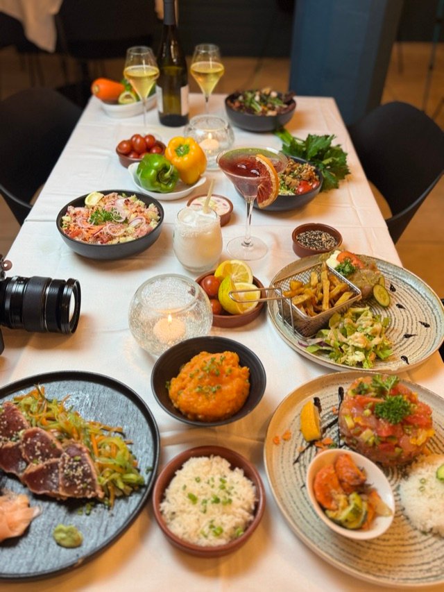 Tablée complète : entrées, plats et boissons du Belem