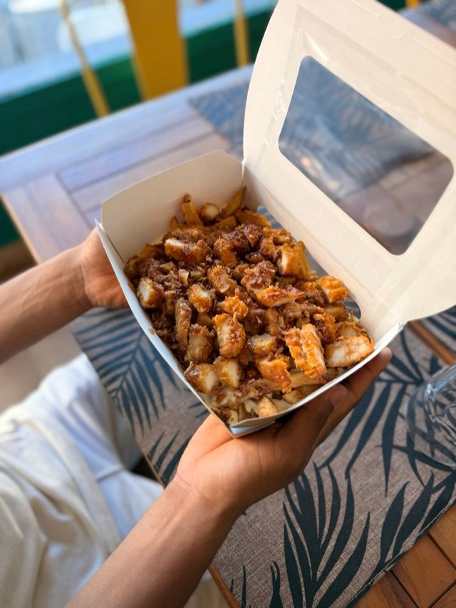 Boîte à emporter de frites de patate douce, tenue à la main