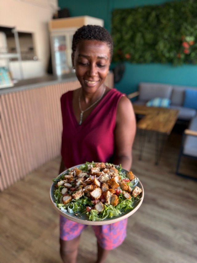 Salade César au poulet présentée par un membre de l'équipe