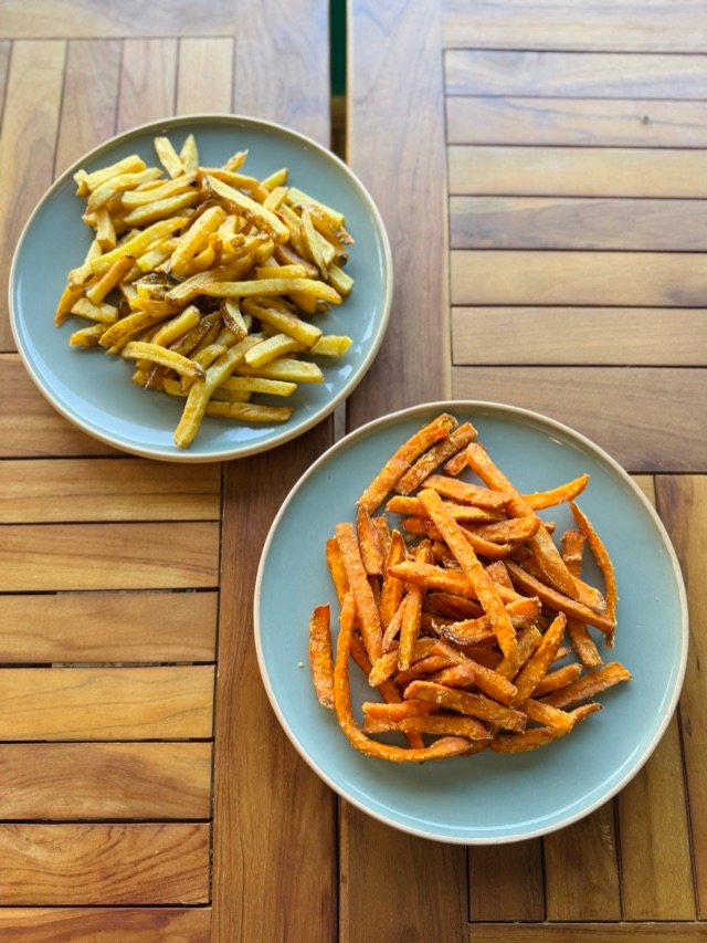 Frites classiques et frites de patate douce, vues de dessus