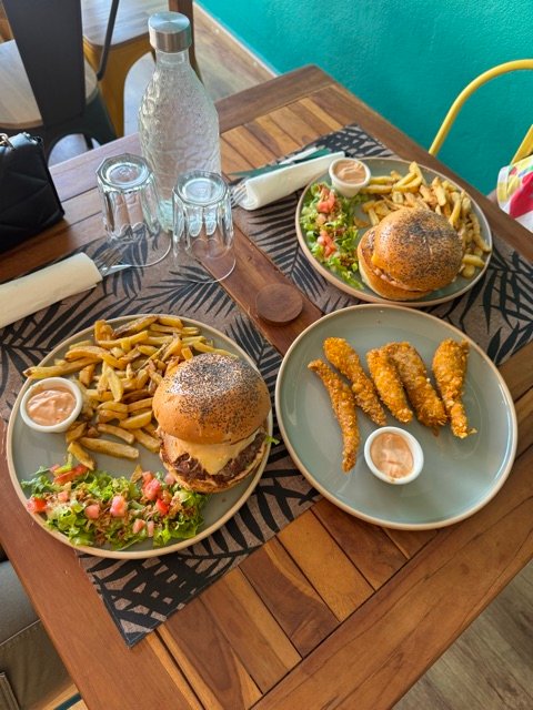 Deux assiettes complètes vues de dessus sur une table en bois