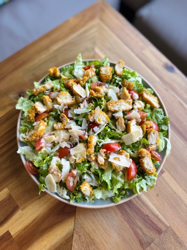 Grande salade César au poulet, vue de dessus