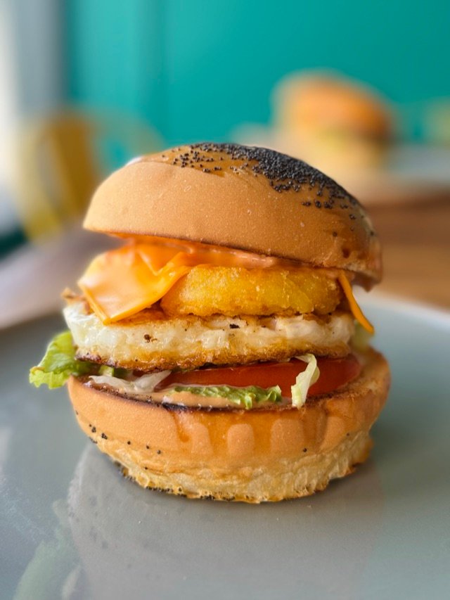 Burger à l'œuf et à l'ananas, vu de profil