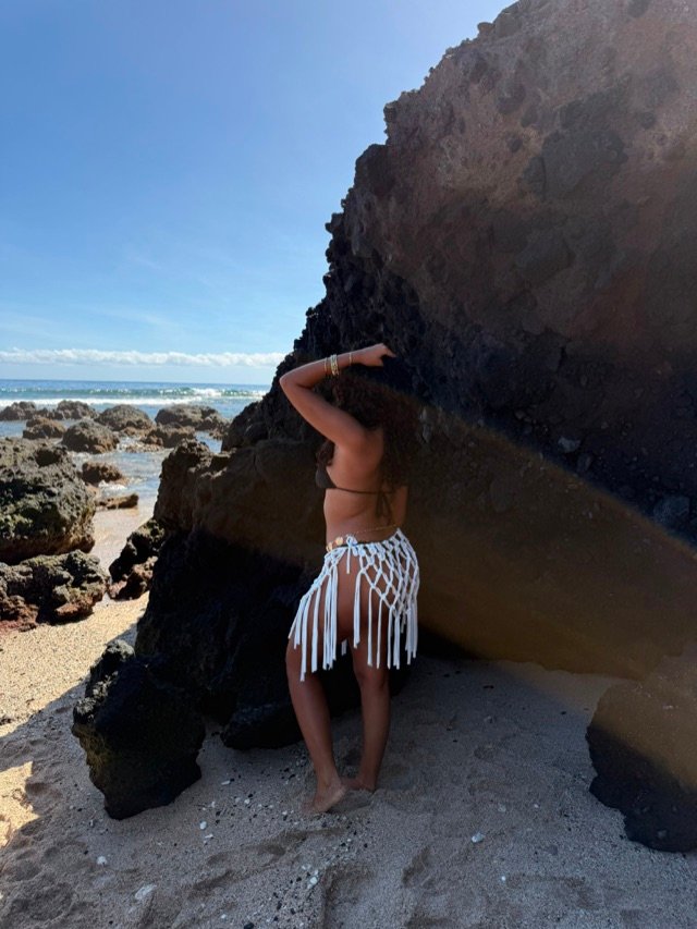 Jupe en macramé blanche à franges, vue de dos face à la mer