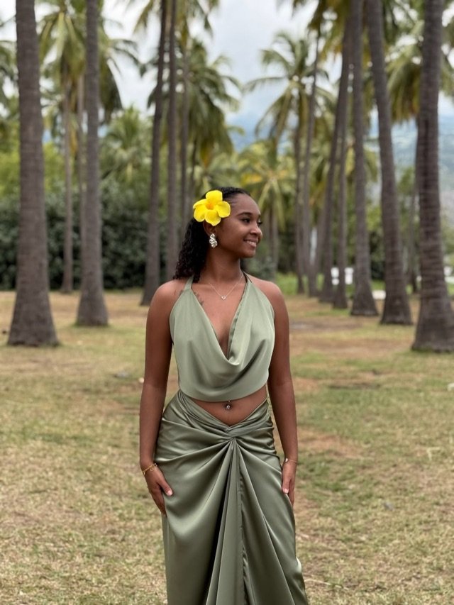 Robe longue en satin vert olive, dos-nu et taille drapée, sous les cocotiers