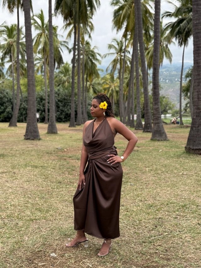 Robe longue en satin chocolat, dos-nu et taille drapée