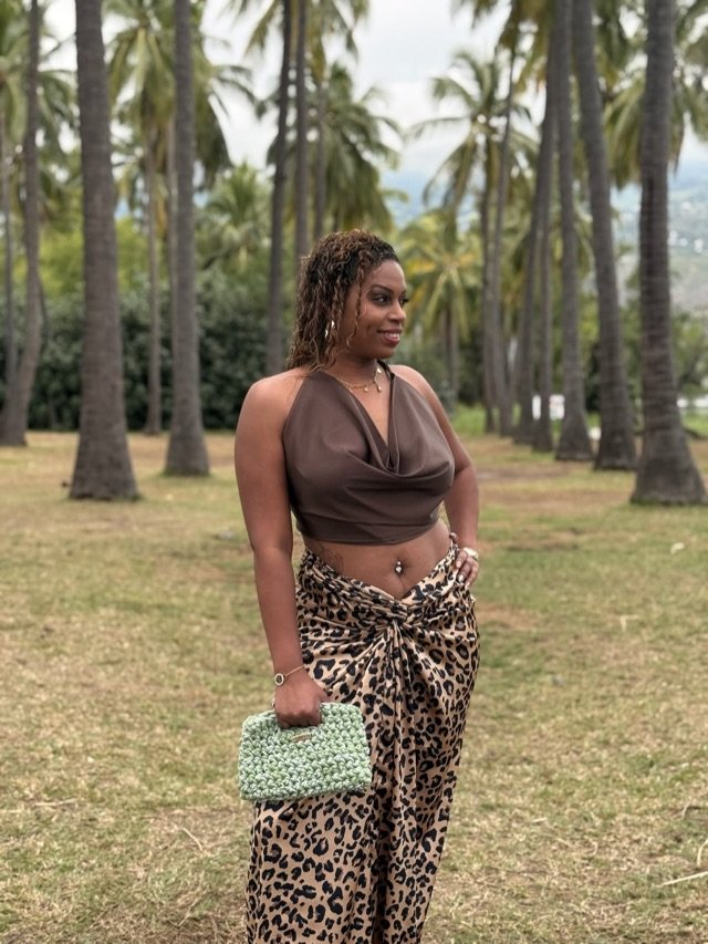 Haut drapé chocolat porté avec un paréo léopard et un sac au crochet