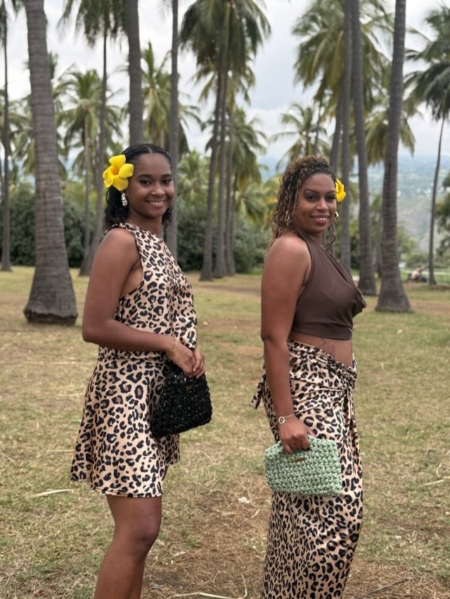 Deux tenues léopard portées côte à côte, sacs au crochet à la main