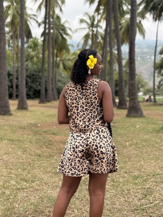 Ensemble léopard sans manches, vu de dos, fleur jaune dans les cheveux