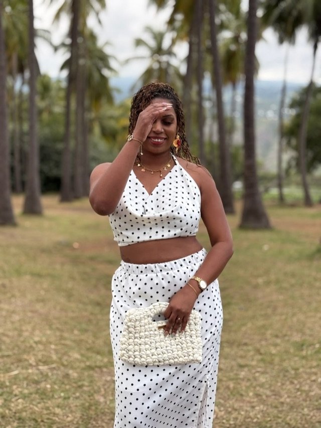 Ensemble à pois noir et blanc, haut dos-nu et jupe longue, avec un sac au crochet