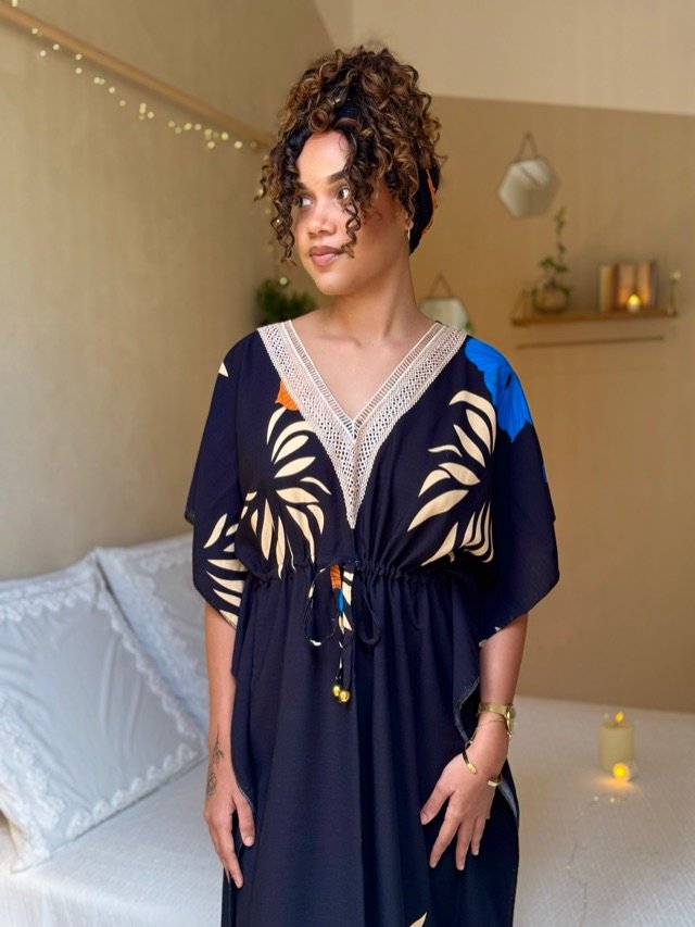 Robe bleu nuit à motif de feuillages crème, encolure en V crochetée