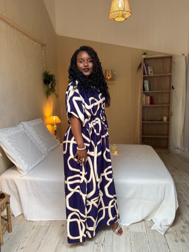 Robe longue bleu nuit à motif de cordages crème, portée de profil