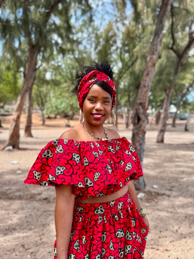Ensemble rouge à volant et turban assorti, sous les filaos