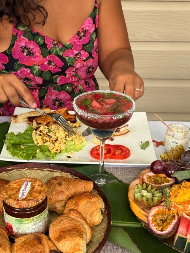Cocktail et assiette de brunch servis en terrasse