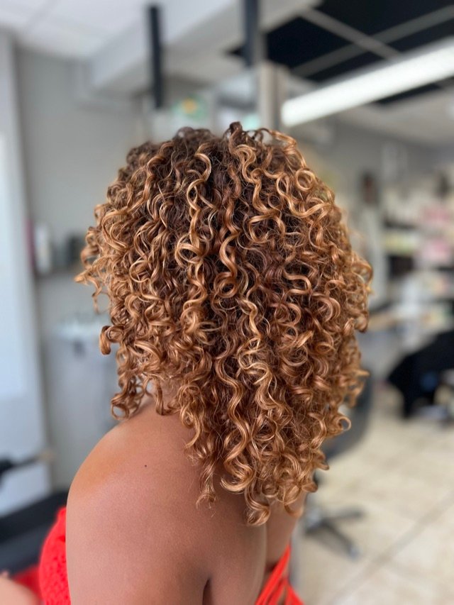 Boucles blondes définies, vue de dos, dans le salon