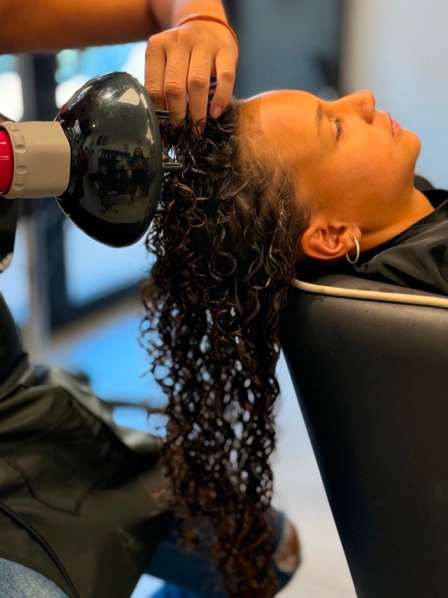 Séchage au diffuseur, au bac, sur cheveux bouclés mouillés