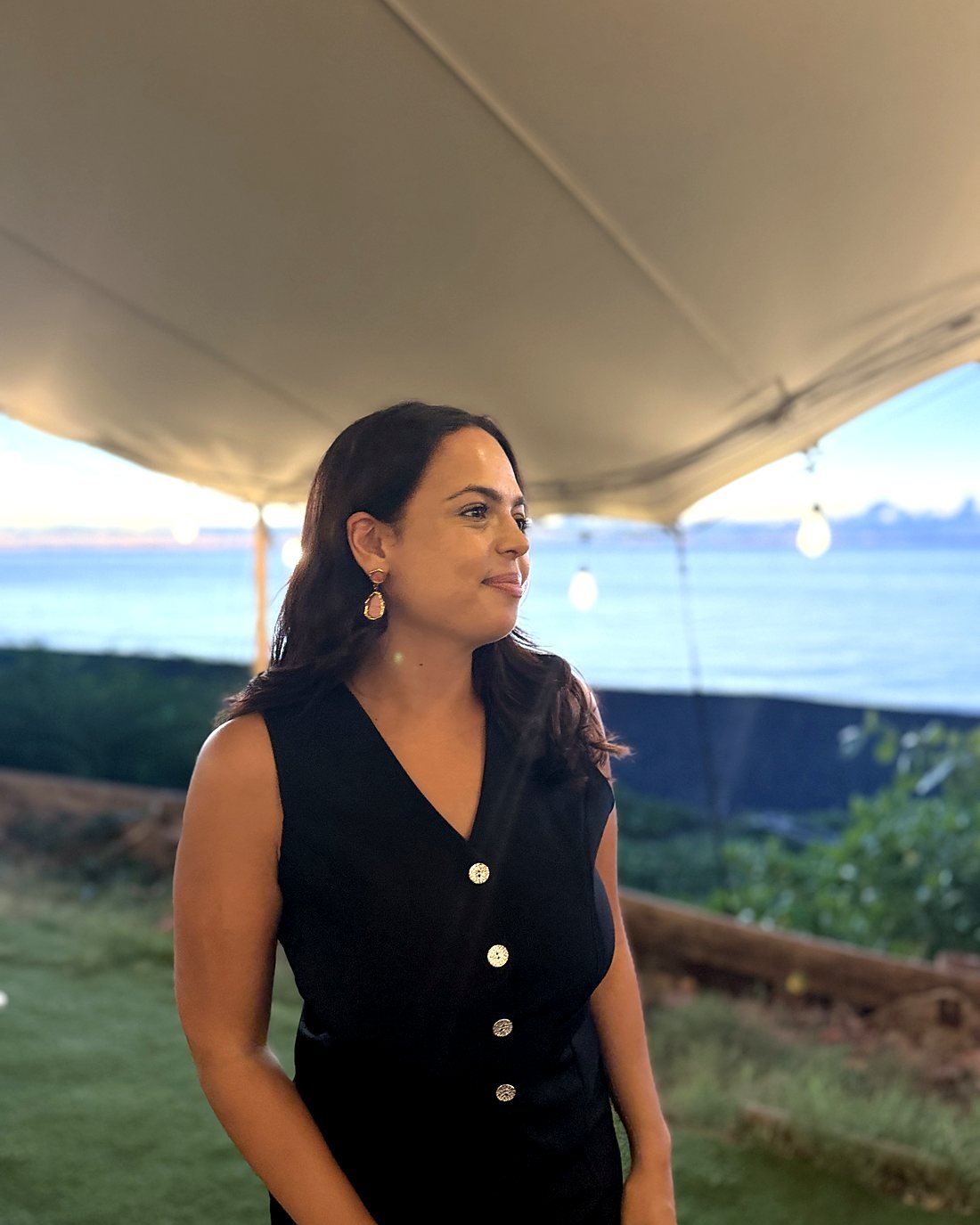 Yasmeen Nedjar face à la mer, à La Réunion